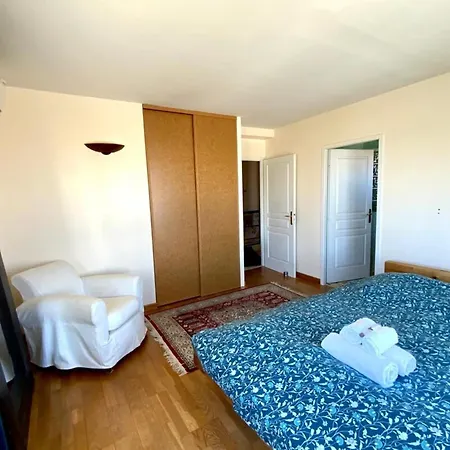 The Seaside 200m2 With Swimming Pool!